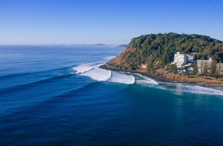 Sorfer sobre una onda en Burleigh Heads