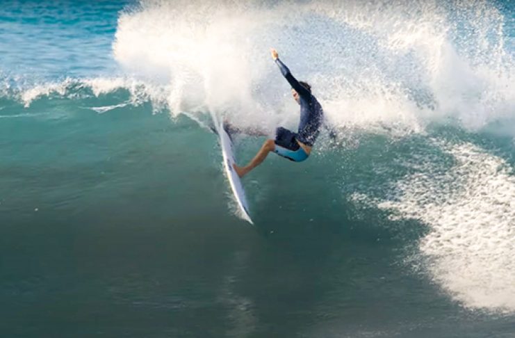 Surfista Jordy Smith surfeando en El Salvador